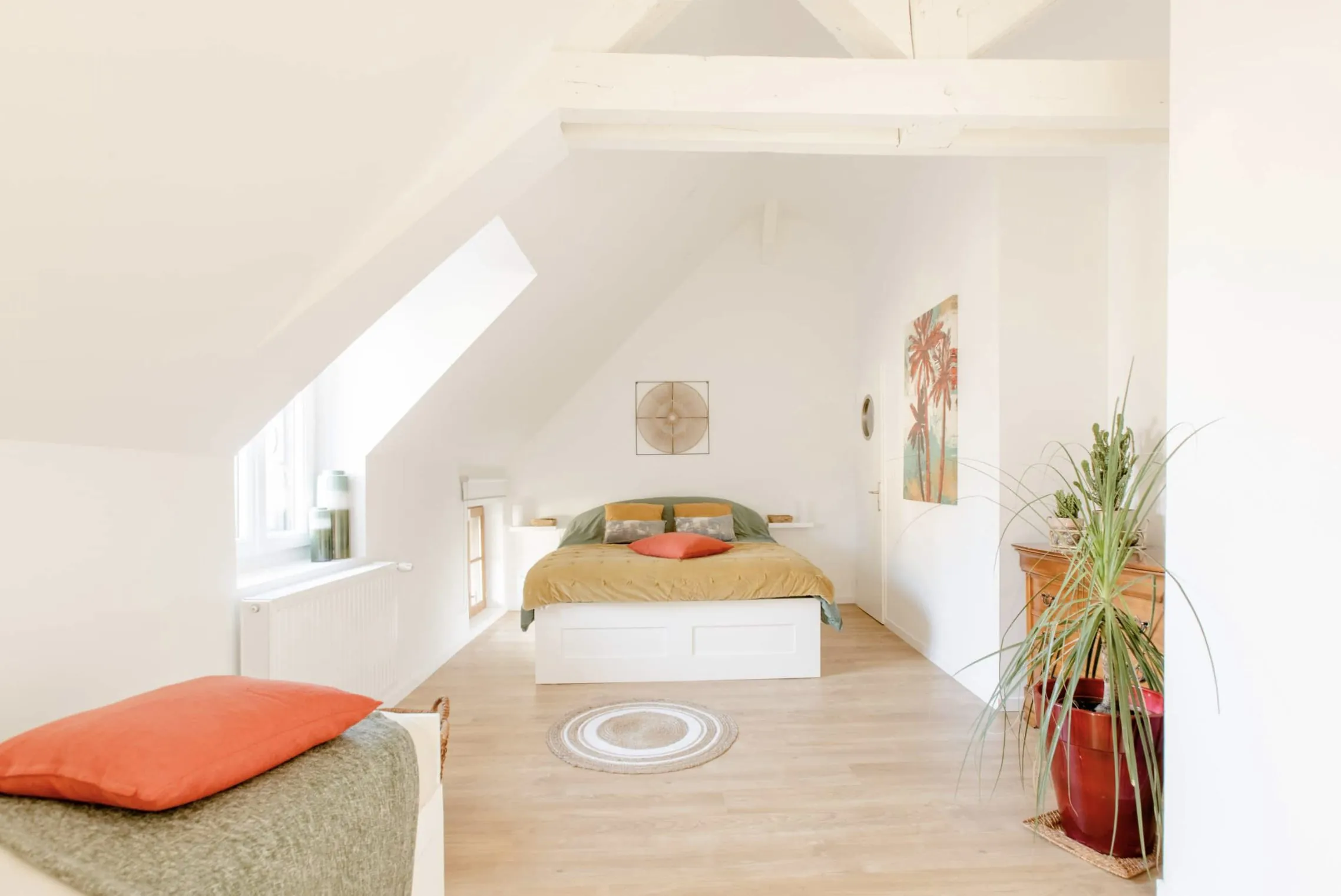 Chambre mansardée aux tons chaleureux
