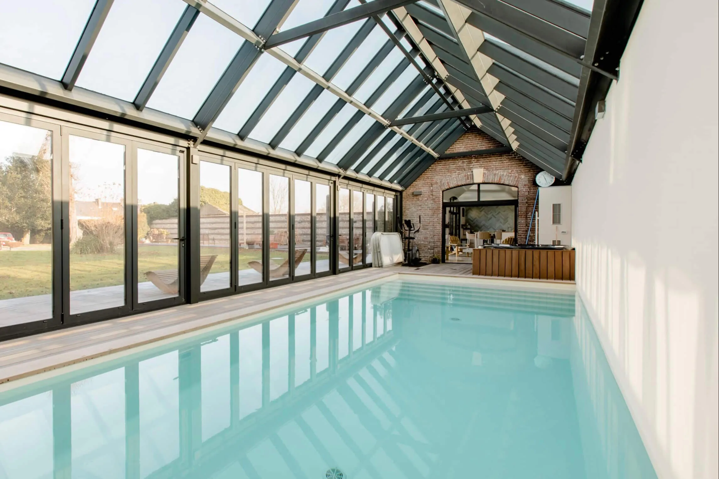 Piscine intérieure chauffée sous verrière à l'Écurie Les Tourelles