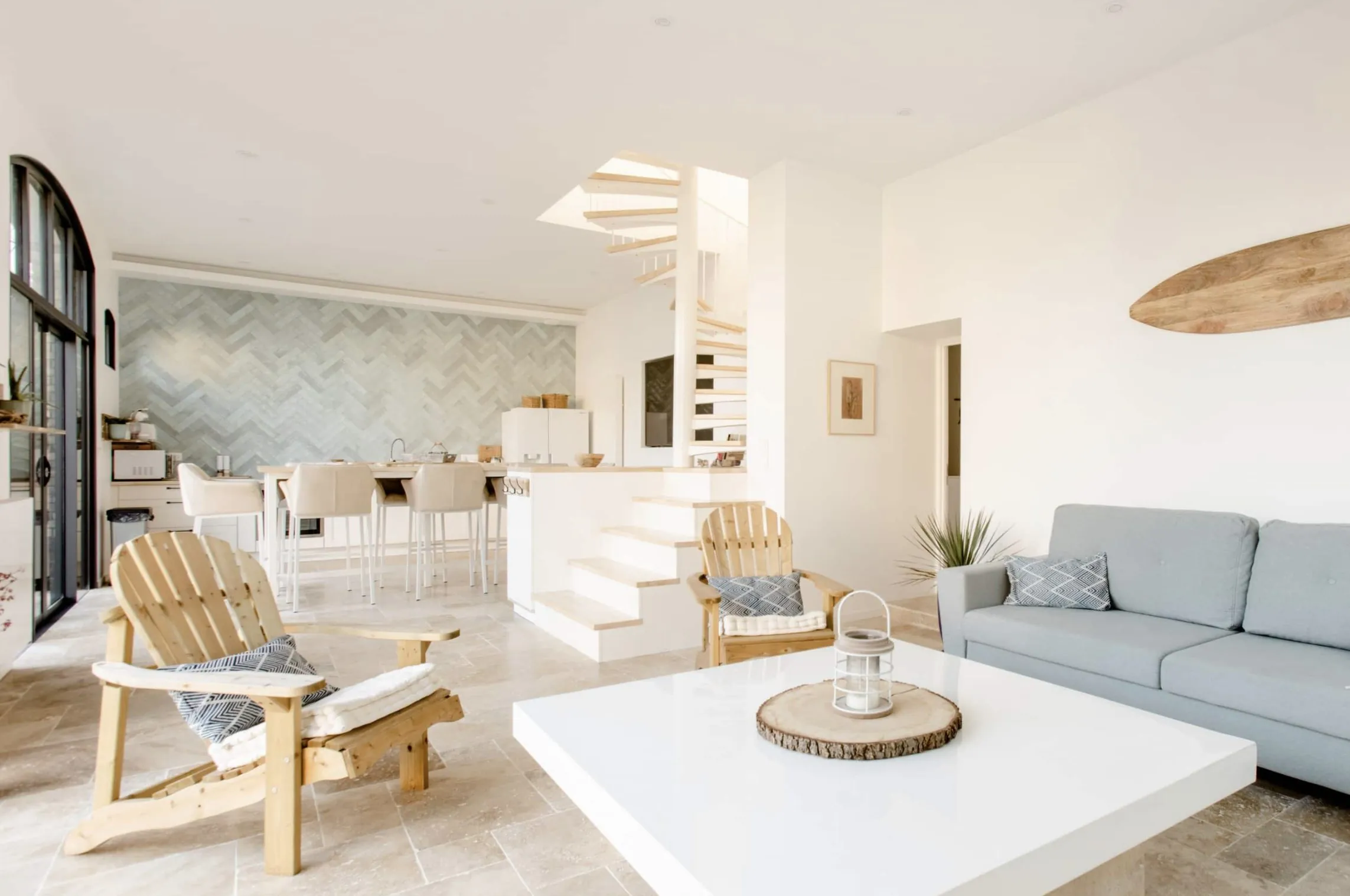 Salon contemporain avec escalier hélicoïdal en bois