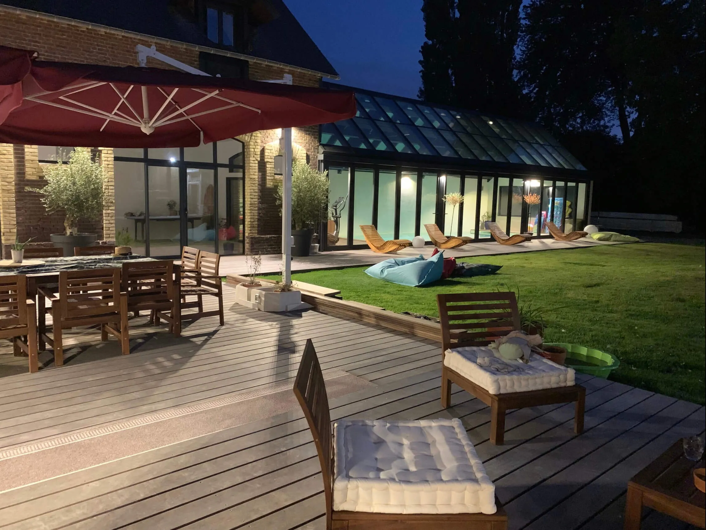 Terrasse de 250 m² éclairée à la tombée de la nuit